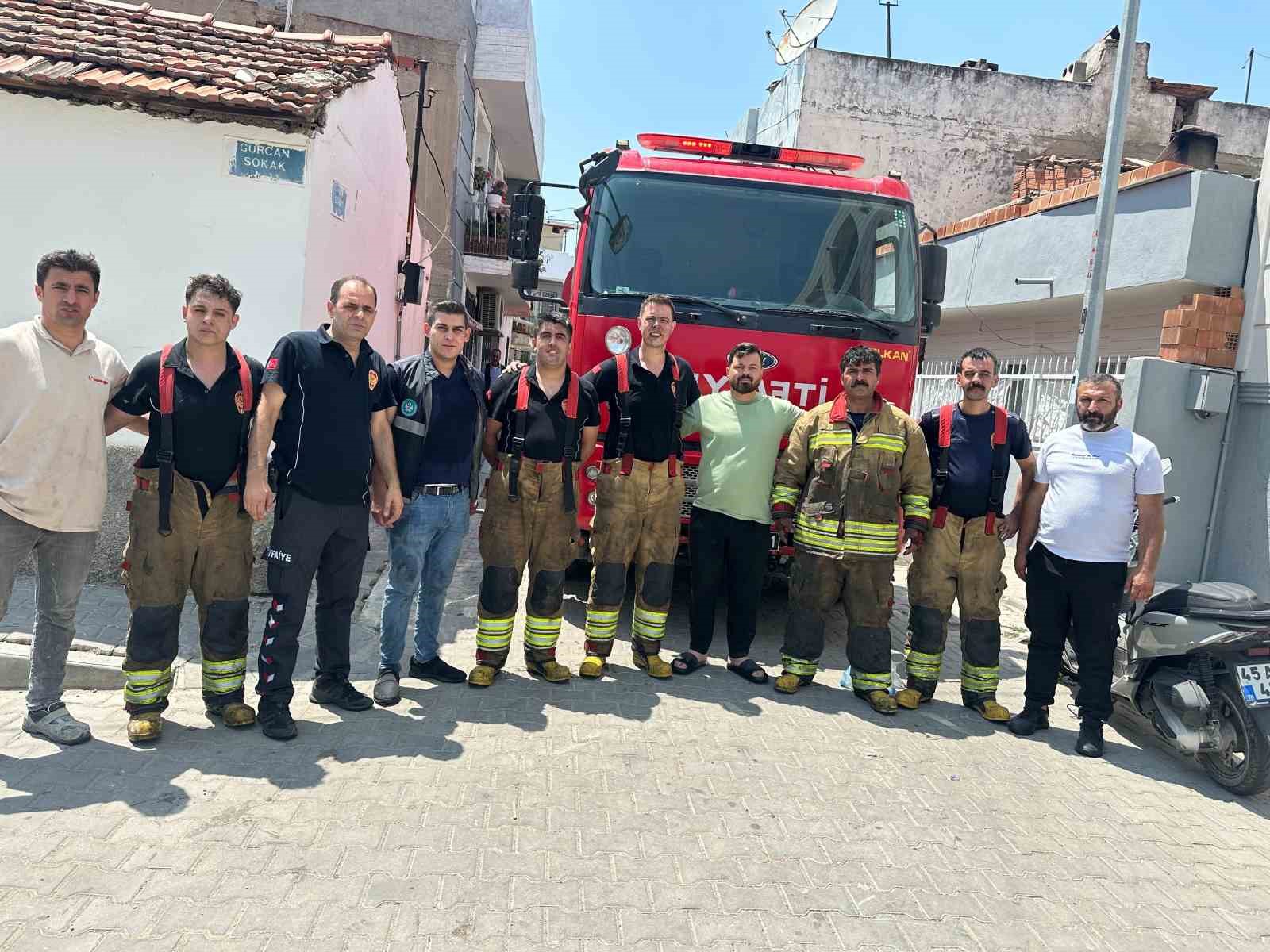 Turgutlu&rsquo;da elektrik tesisatından &ccedil;ıkan yangında 2 ev k&uuml;le d&ouml;nd&uuml;
