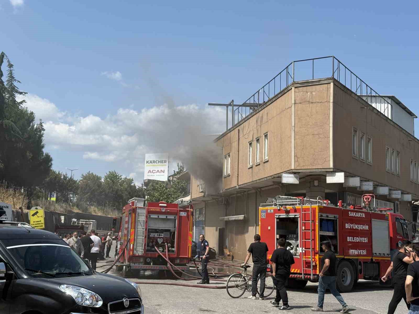 Sanayi sitesindeki çıkan yangın panik oluşturdu