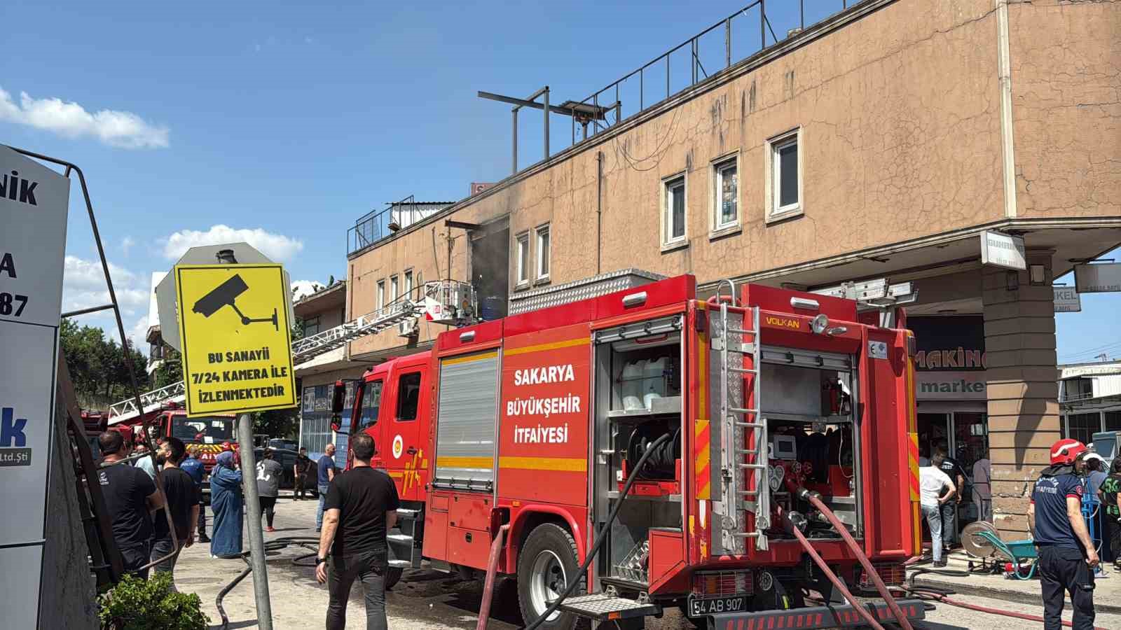 Sanayi sitesindeki &ccedil;ıkan yangın panik oluşturdu
