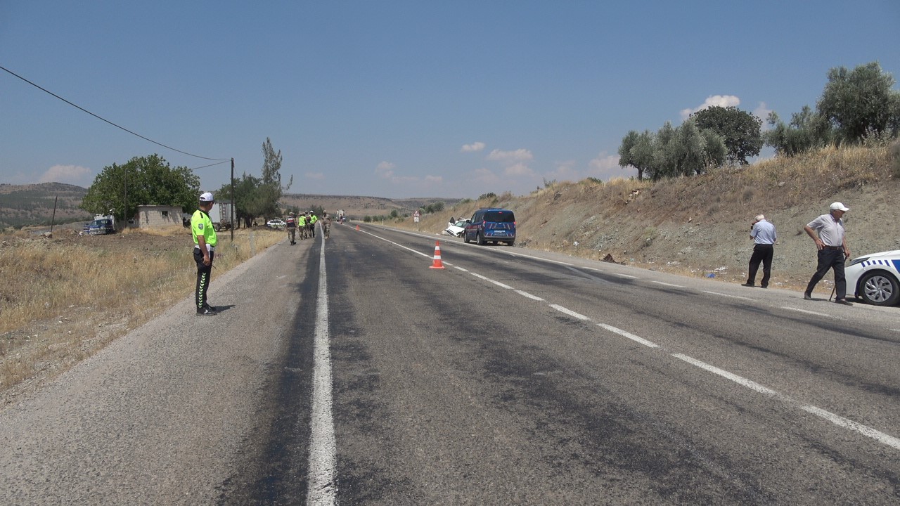 Kilis-Hatay  yolunda &ccedil;ift taraflı kaza: 8 yaralı
