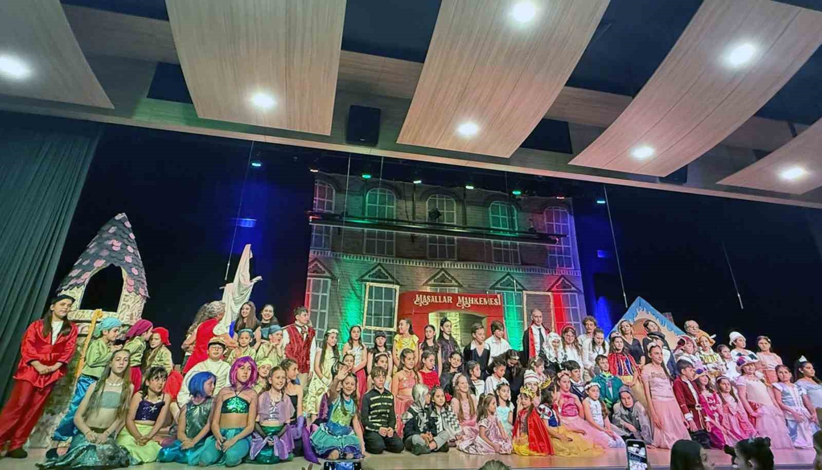 5 yaşından 12 yaşına kadar 63 çocuk aynı anda sahneye çıktı