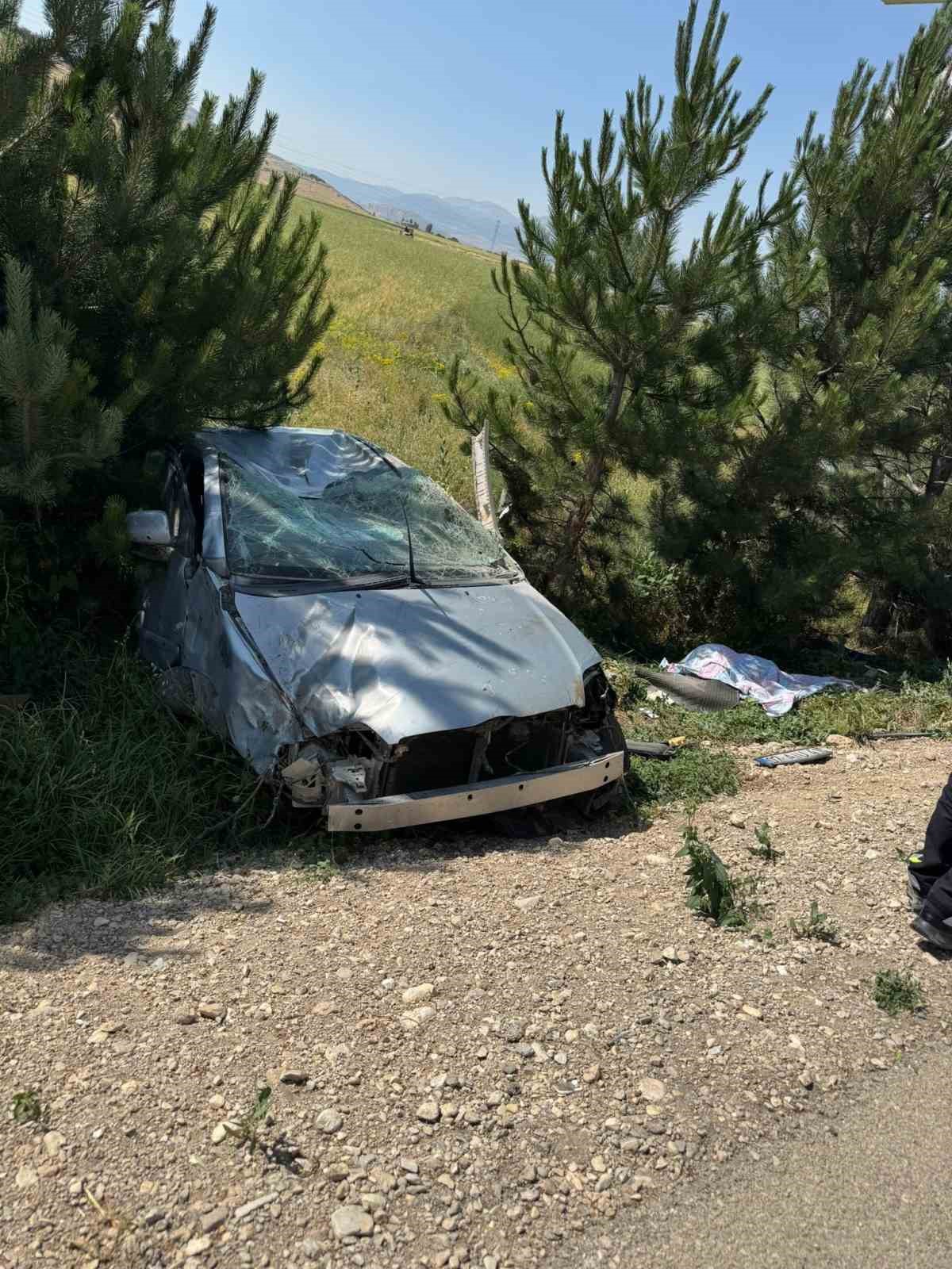 Beton bloğa &ccedil;arpan otomobil s&uuml;r&uuml;c&uuml;s&uuml; olay yerinde hayatını kaybetti, 1 kişi yaralandı
