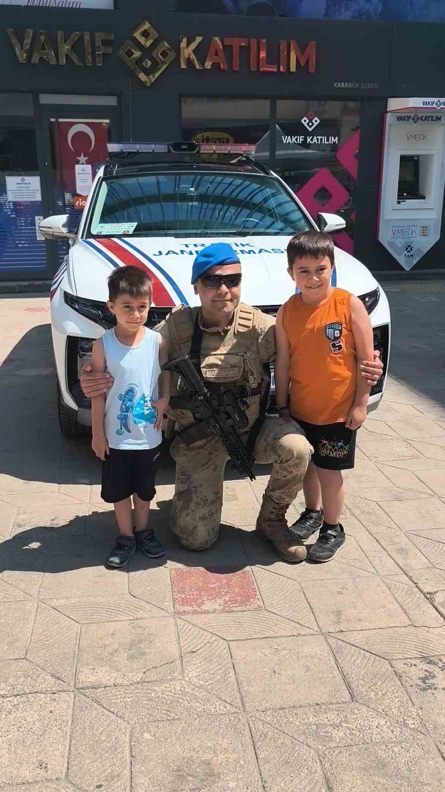 İl Jandarma Komutanlığı&rsquo;ndan caddede tanıtım standı
