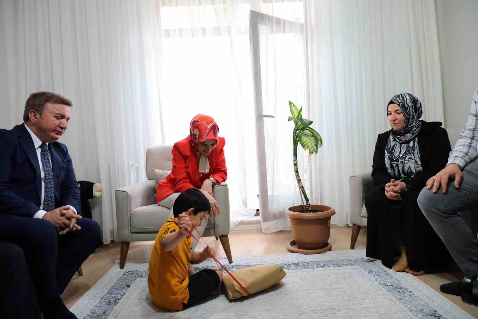 Bakan G&ouml;ktaş, depremde t&uuml;m ailesini kaybeden &ccedil;ocuğu ziyaret etti
