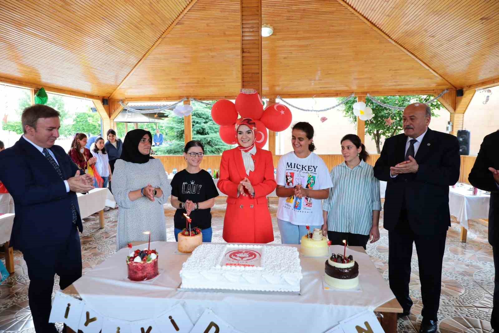 Bakan G&ouml;ktaş, Engelsiz Yaşam Bakım Rehabilitasyon ve Aile Danışma Merkezi&rsquo;nde incelemede bulundu
