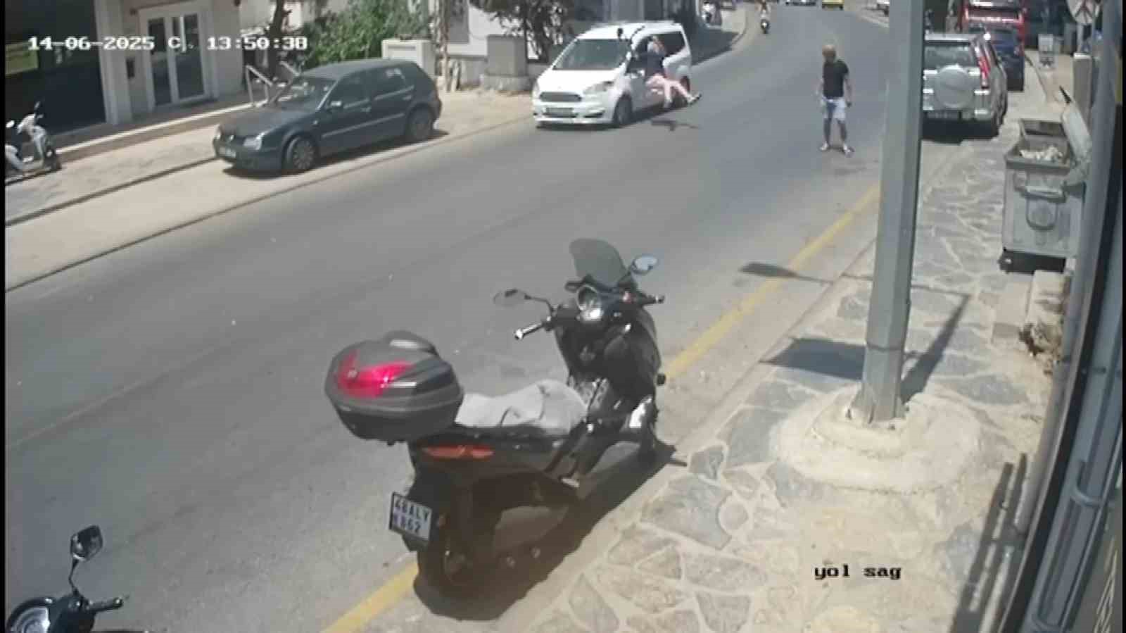 Bodrum&rsquo;da aracın &ccedil;arptığı yaşlı adam yaralandı: Kaza anı kamerada
