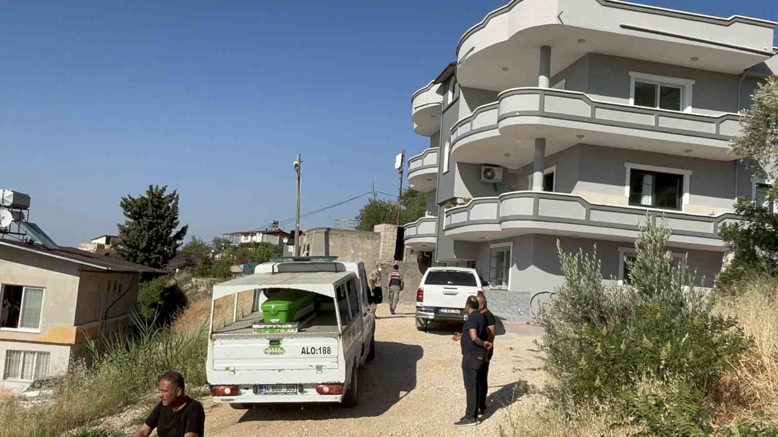 Cani baba 12 yaşındaki kızını öldürdü, eşini ağır yaraladı