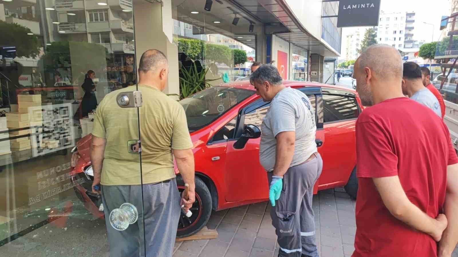 Otomobil mağazaya daldı, sürücü kazayı yara almadan atlattı