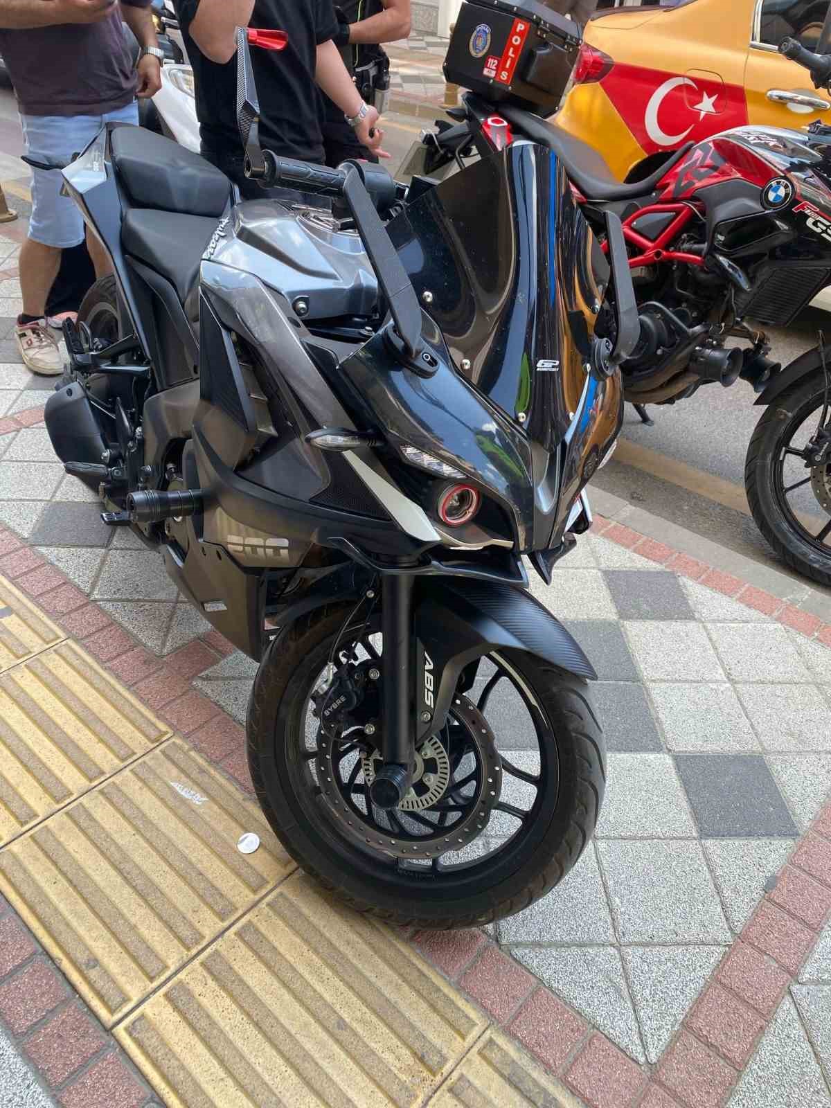 Motosiklet s&uuml;r&uuml;c&uuml;s&uuml;, otomobilin a&ccedil;ılan kapısına &ccedil;arptı
