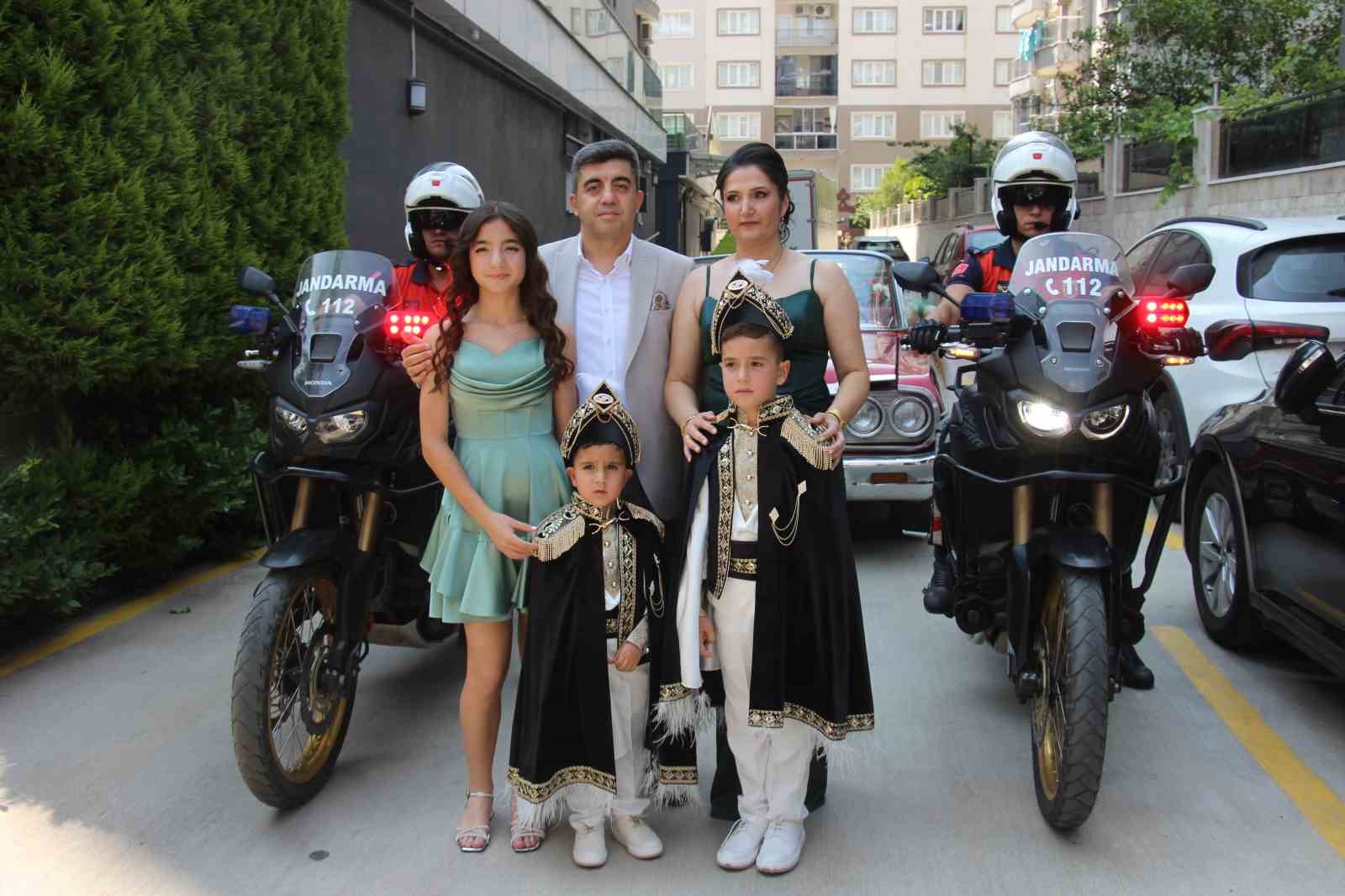 Hem teşkilat gururunu hem baba sevincini bir arada yaşadı