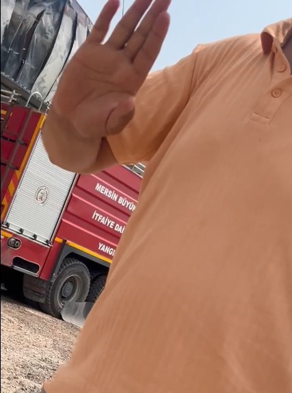 Yangında görev yapan gazetecilere, müdahele girişimi kameraya yansıdı