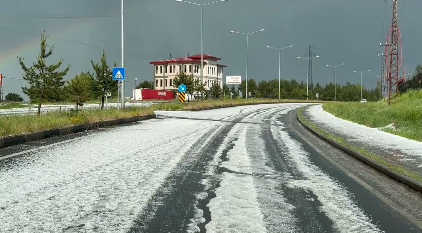 Sarıkamış’ta dolu yağışı hayatı olumsuz etkiledi