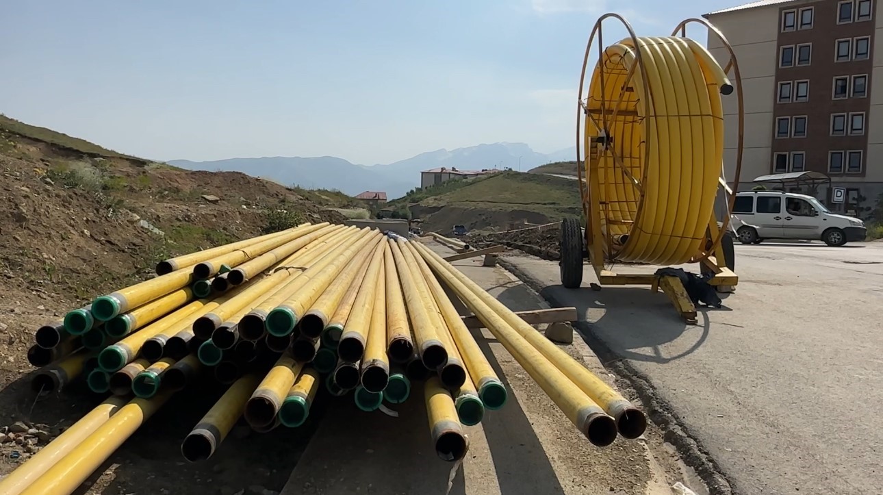 Yüksekova Pizok evlerine doğalgaz hattı çekilmeye başladı
