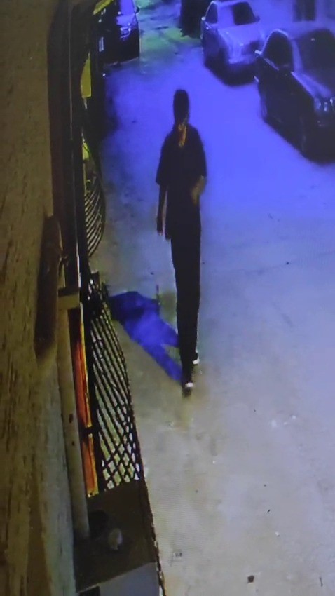 Kucakladığı televizyonu b&ouml;yle &ccedil;aldı, operasyonla yakalandı
