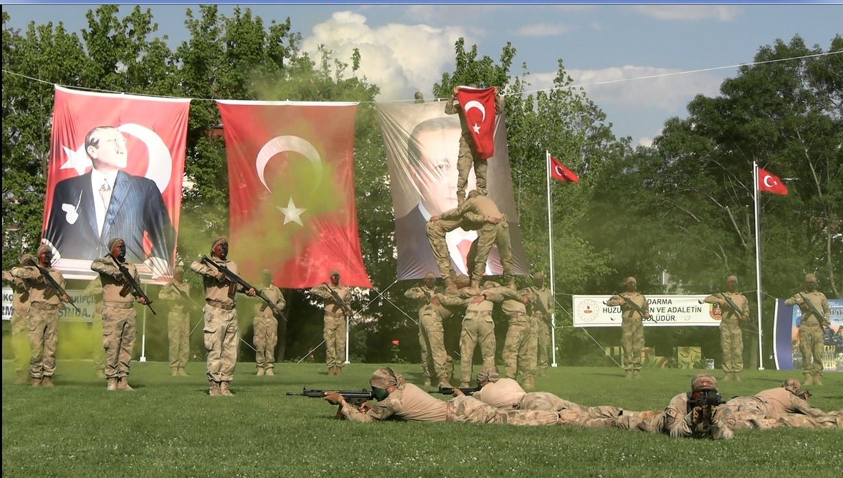 Edirne’de jandarma komandolardan nefes kesen gösteri: ’Güçlüyüz, Cesuruz, Hazırız’