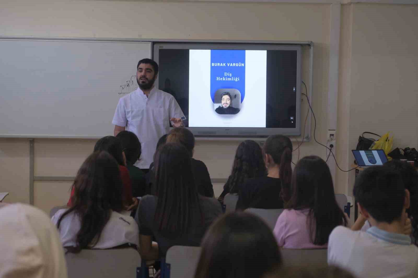 Uşak Üniversitesi öğrencilerinden liselilere meslek tanıtımı