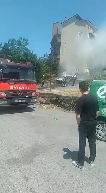 Mahallede ara&ccedil; yangını paniğe neden oldu
