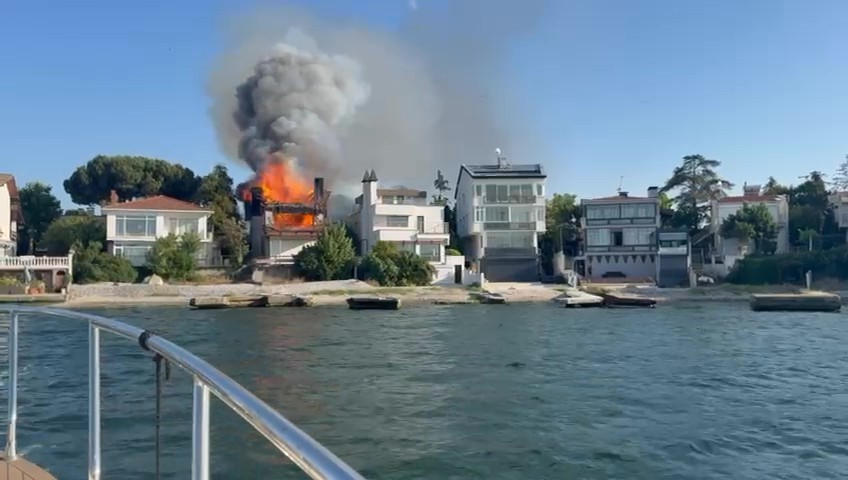 Kocaeli’de 2 katlı yalı cayır cayır yandı