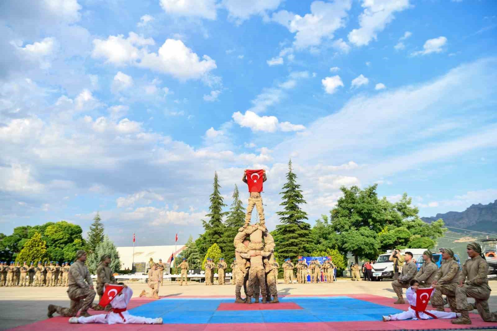 Bakan Göktaş, Tunceli’de Kıbrıs gazisiyle görüştü, jandarmanın kuruluş yıldönümüne katıldı