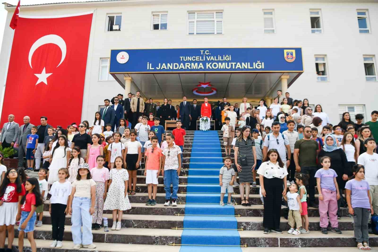 Bakan G&ouml;ktaş, Tunceli&rsquo;de Kıbrıs gazisiyle g&ouml;r&uuml;şt&uuml;, jandarmanın kuruluş yıld&ouml;n&uuml;m&uuml;ne katıldı
