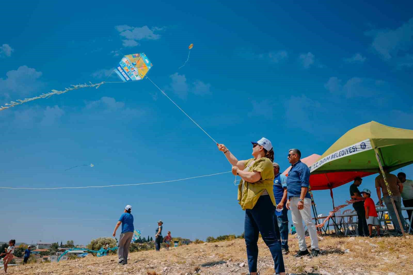 Akköy’de rengarenk uçurtmalar gökyüzünü süsledi