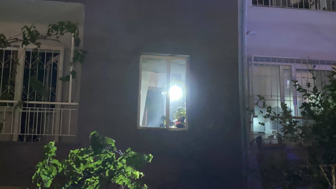 Aydın’da korkutan yangın: Mahsur kalan kadın demir parmaklıkları kesilerek kurtarıldı
