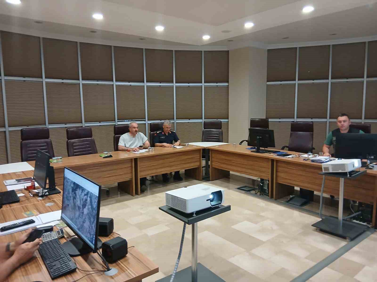 Vali Toraman Ayvacık yangınını Dardanos Yangın Yönetim Merkezinden takip etti