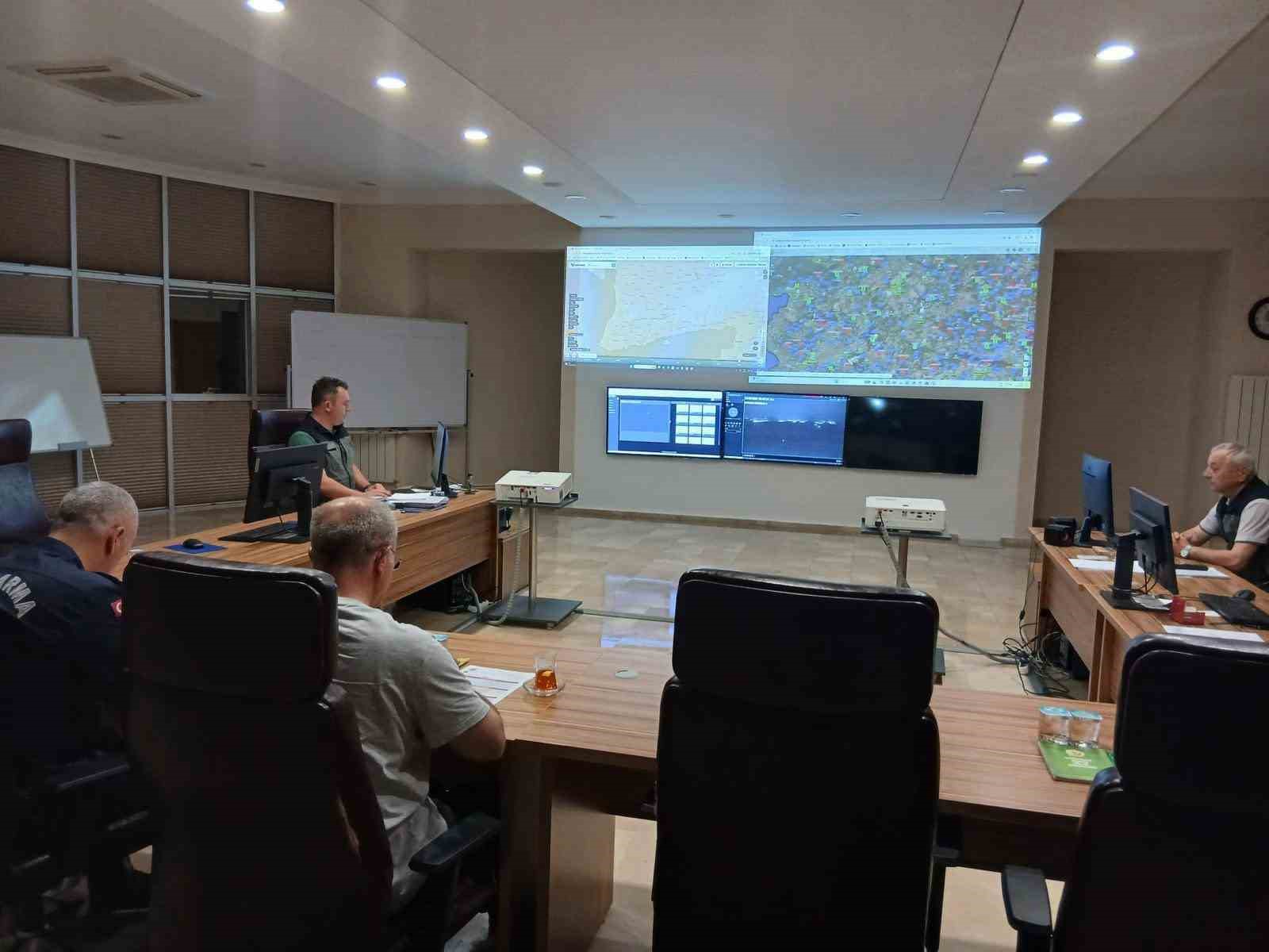 Vali Toraman Ayvacık yangınını Dardanos Yangın Yönetim Merkezinden takip etti