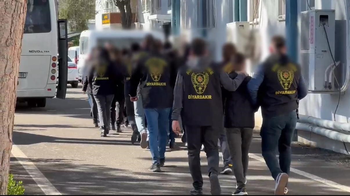 G&uuml;venlik kameralarından tespit edilen hırsızlar, pazarcı ve simit&ccedil;i kılığına giren polisler tarafından yakalandı
