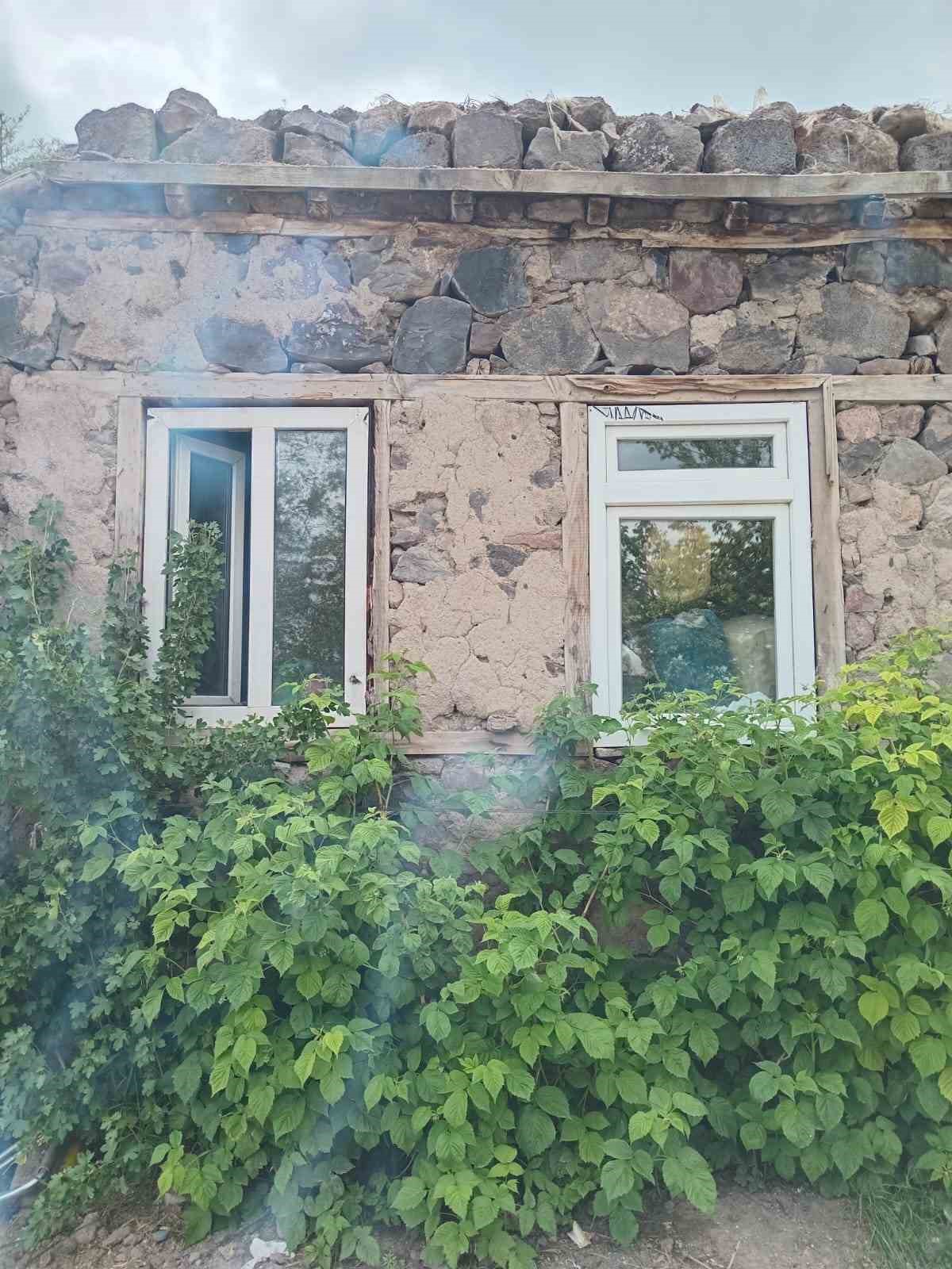Unutulan kahramanın mezarı sessizliğe gömülüyor

