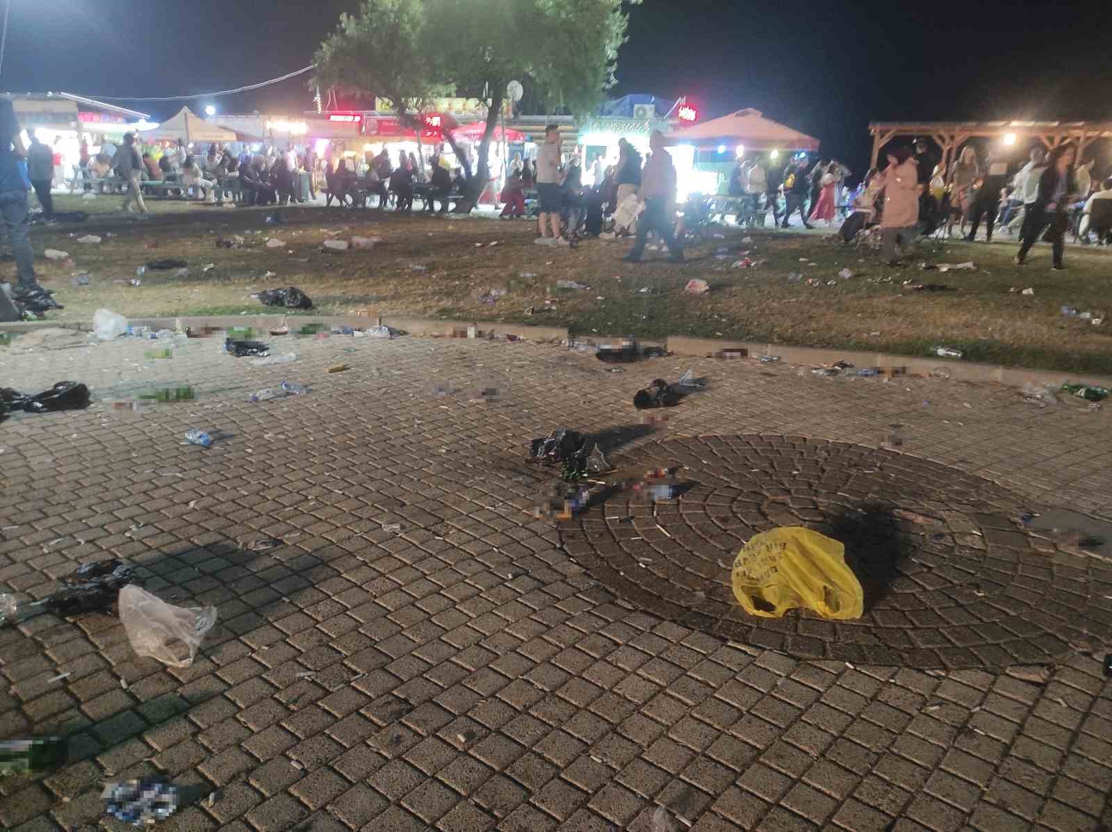 Tekirdağ sahili konser sonrası çöplüğe döndü