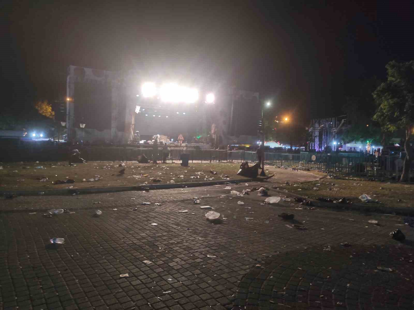 Tekirdağ sahili konser sonrası çöplüğe döndü
