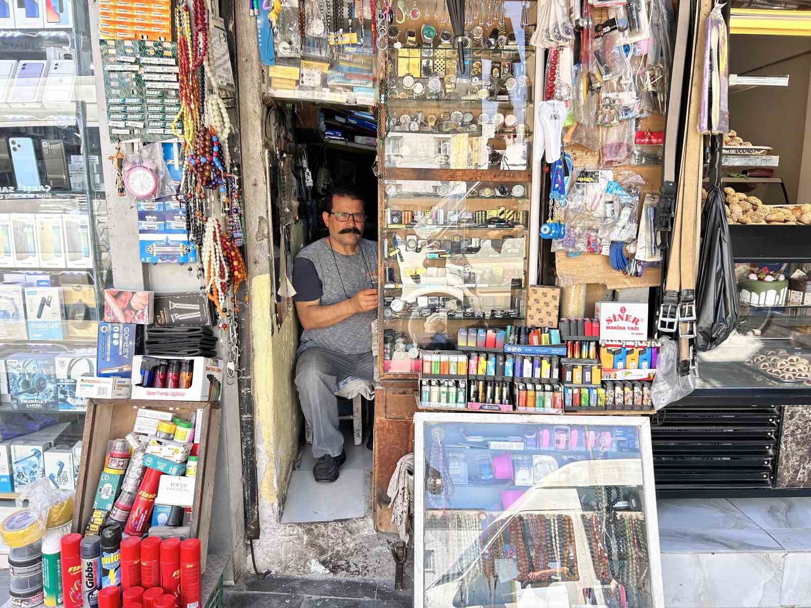 ’Çakmak doktoru’ baba, 2 metrekarelik dükkanda 3 evladını okutup meslek sahibi yaptı