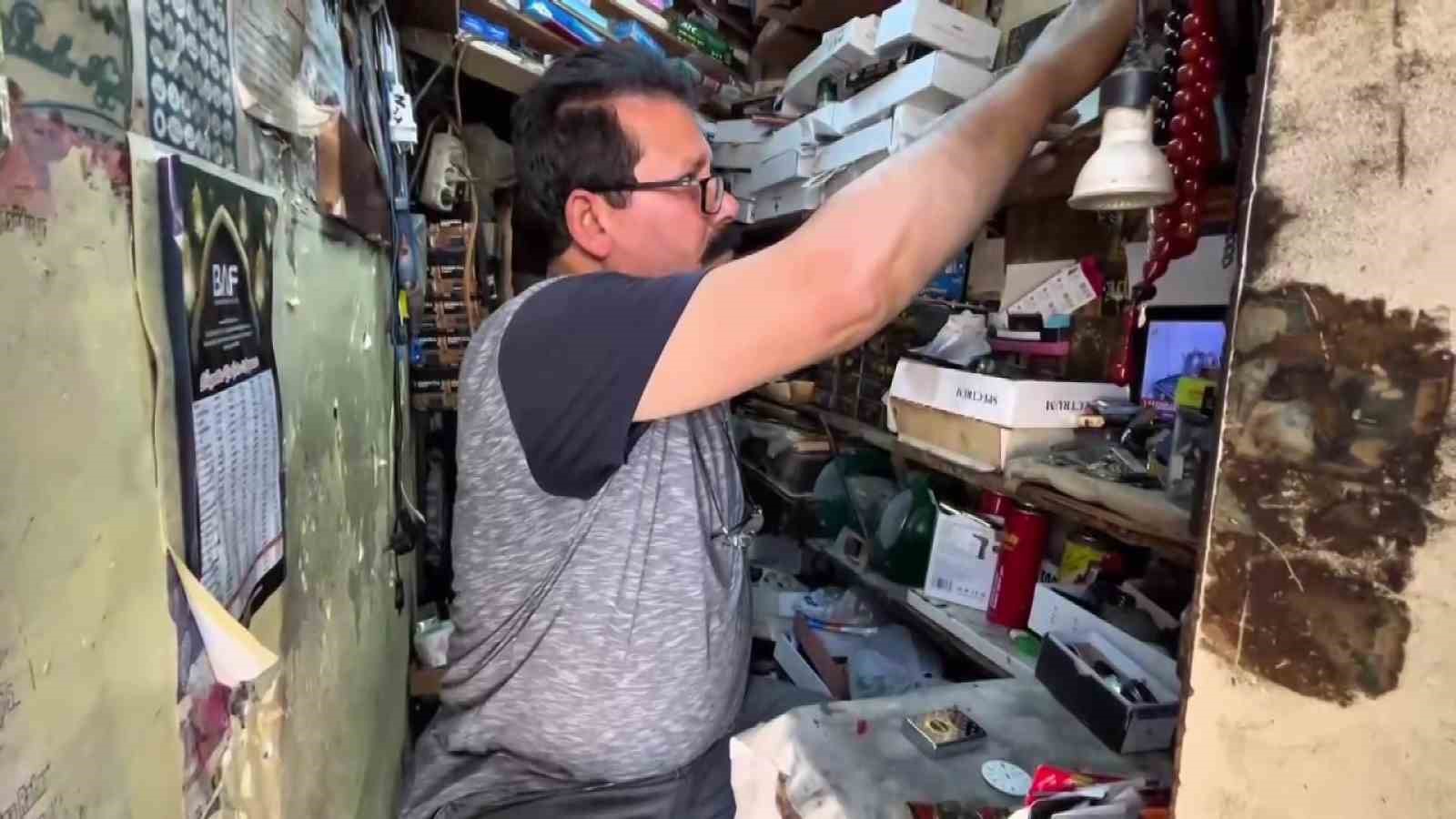 ’Çakmak doktoru’ baba, 2 metrekarelik dükkanda 3 evladını okutup meslek sahibi yaptı
