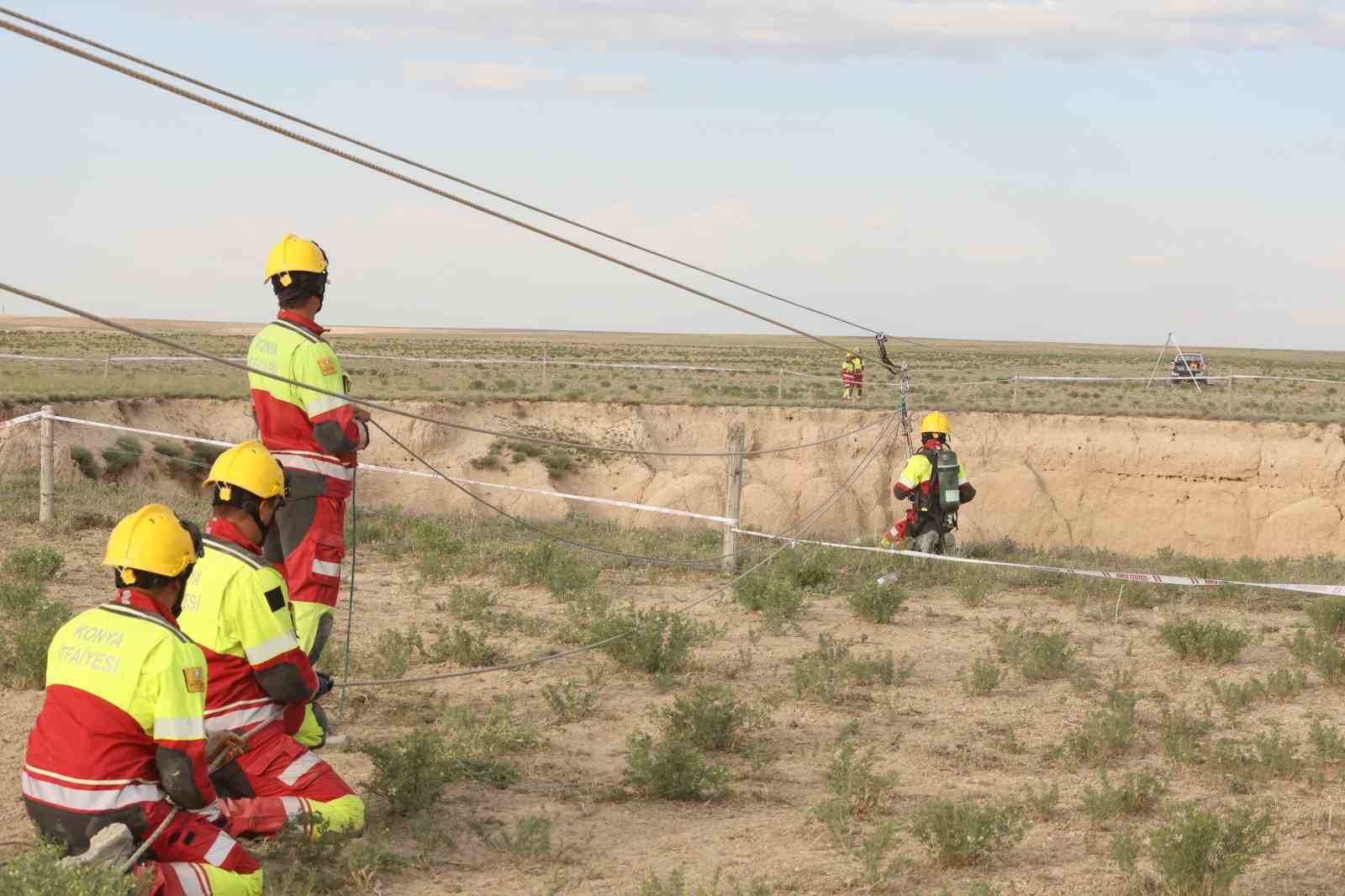 Konya İtfaiyesinin 30 metrelik obruktaki kurtarma tatbikatı nefes kesti