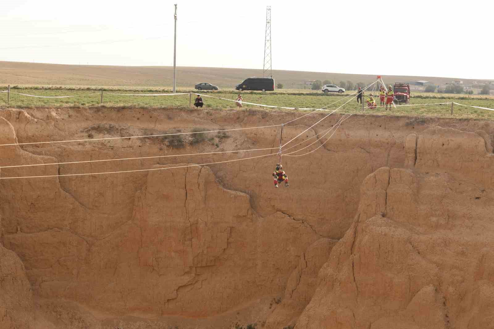 Konya İtfaiyesinin 30 metrelik obruktaki kurtarma tatbikatı nefes kesti

