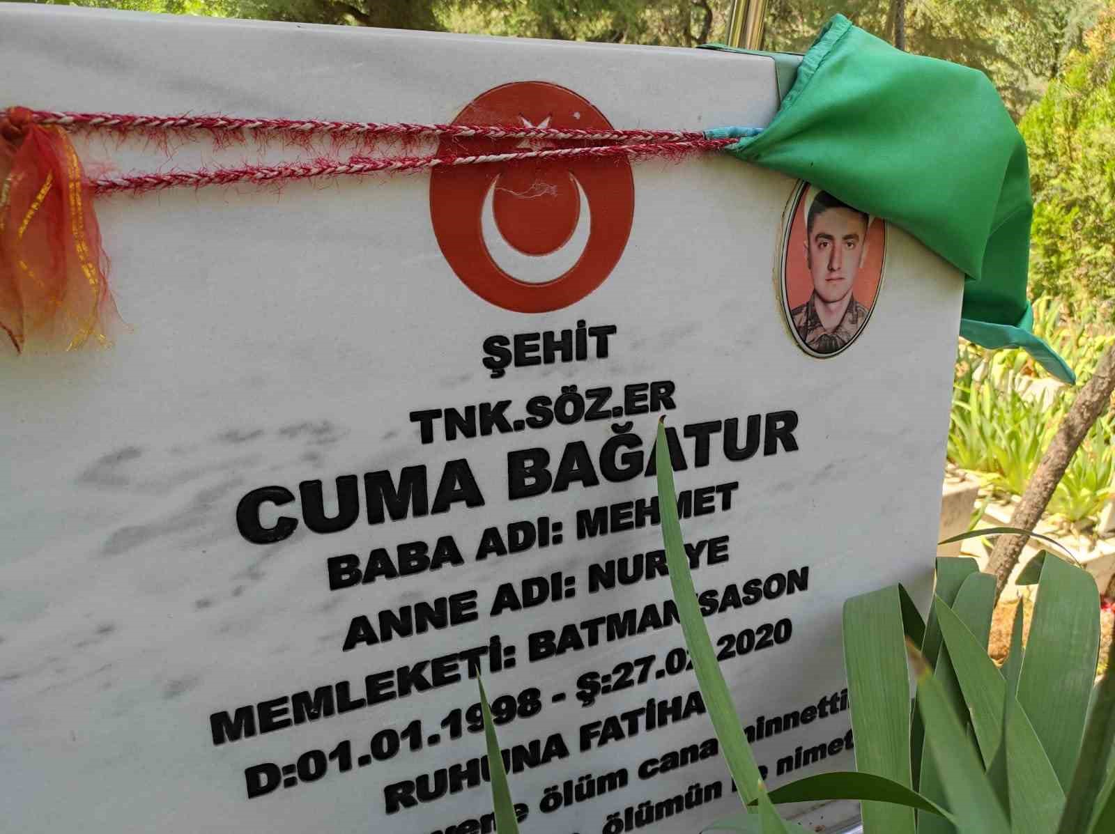 Şehit babaları, Babalar Günü’nü çocuklarının kabri başında dua ederek geçirdi
