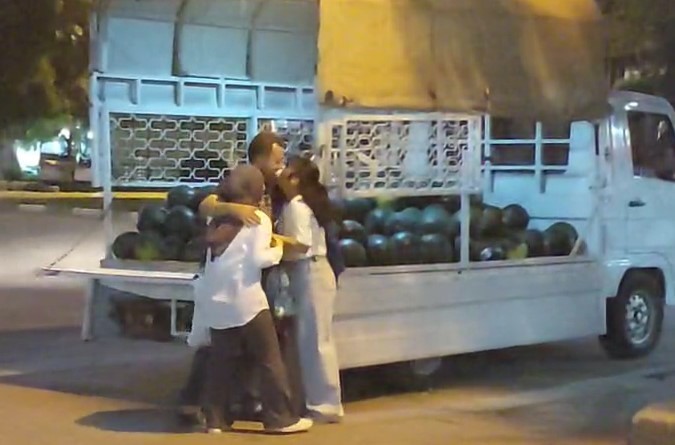 Karpuz tezgahının başındaki babaya kızlarının yaptığı sürpriz duygulandırdı
