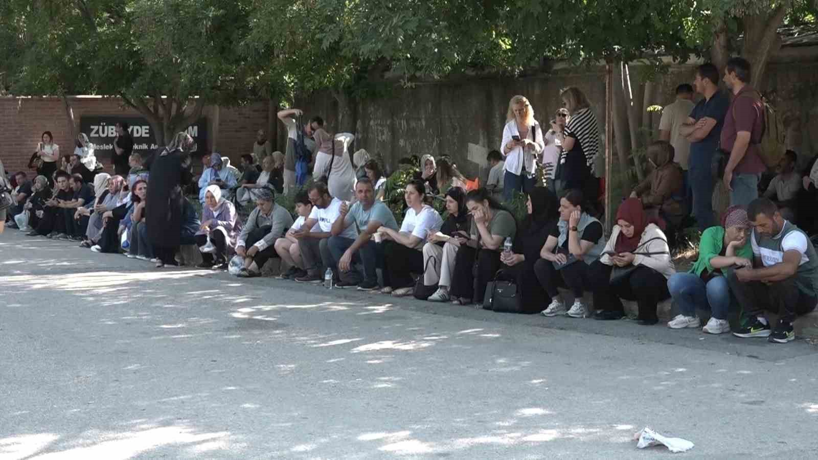 Onlar içeride, aileleri dışarıda ter döktü