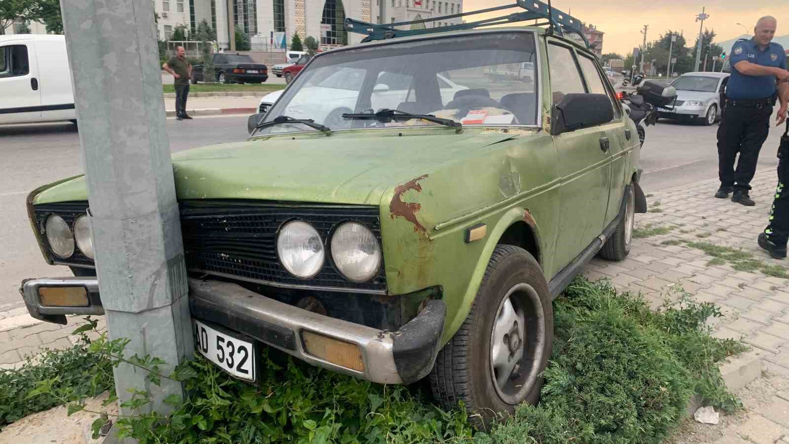 Karaman&rsquo;da direğe &ccedil;arpan otomobilin s&uuml;r&uuml;c&uuml;s&uuml; kazayı yara almadan atlattı
