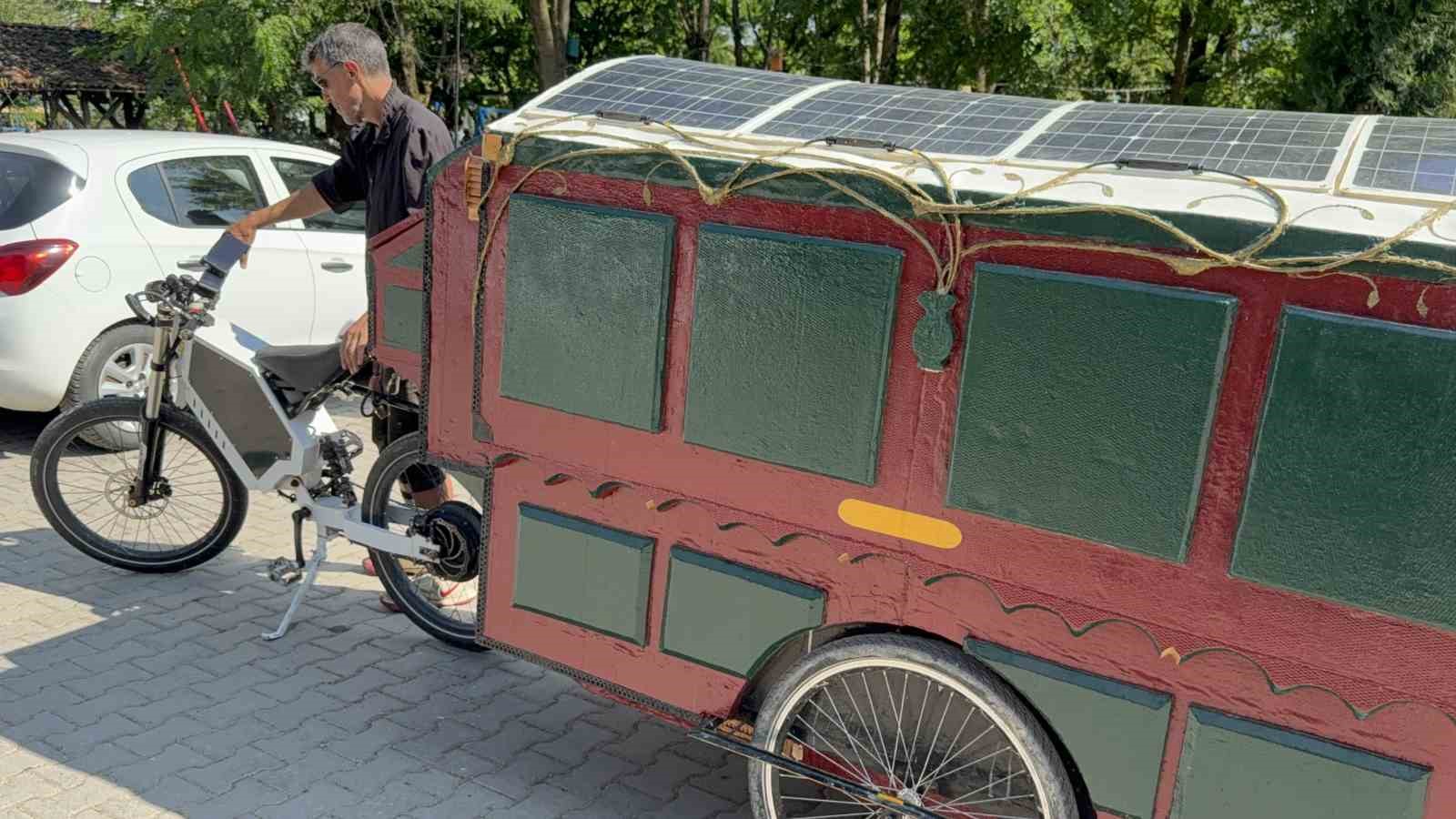 Kendi yaptığı karavan ile dünya turuna çıktı
