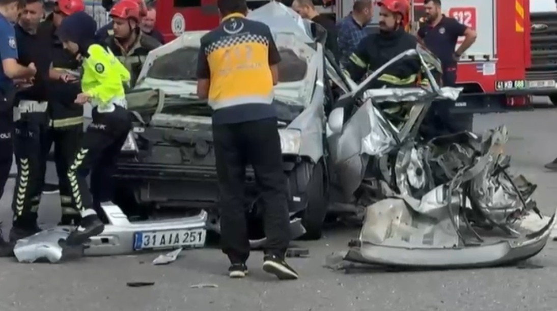 TEM’de otobüs ile otomobil çarpıştı: 3 yaralı
