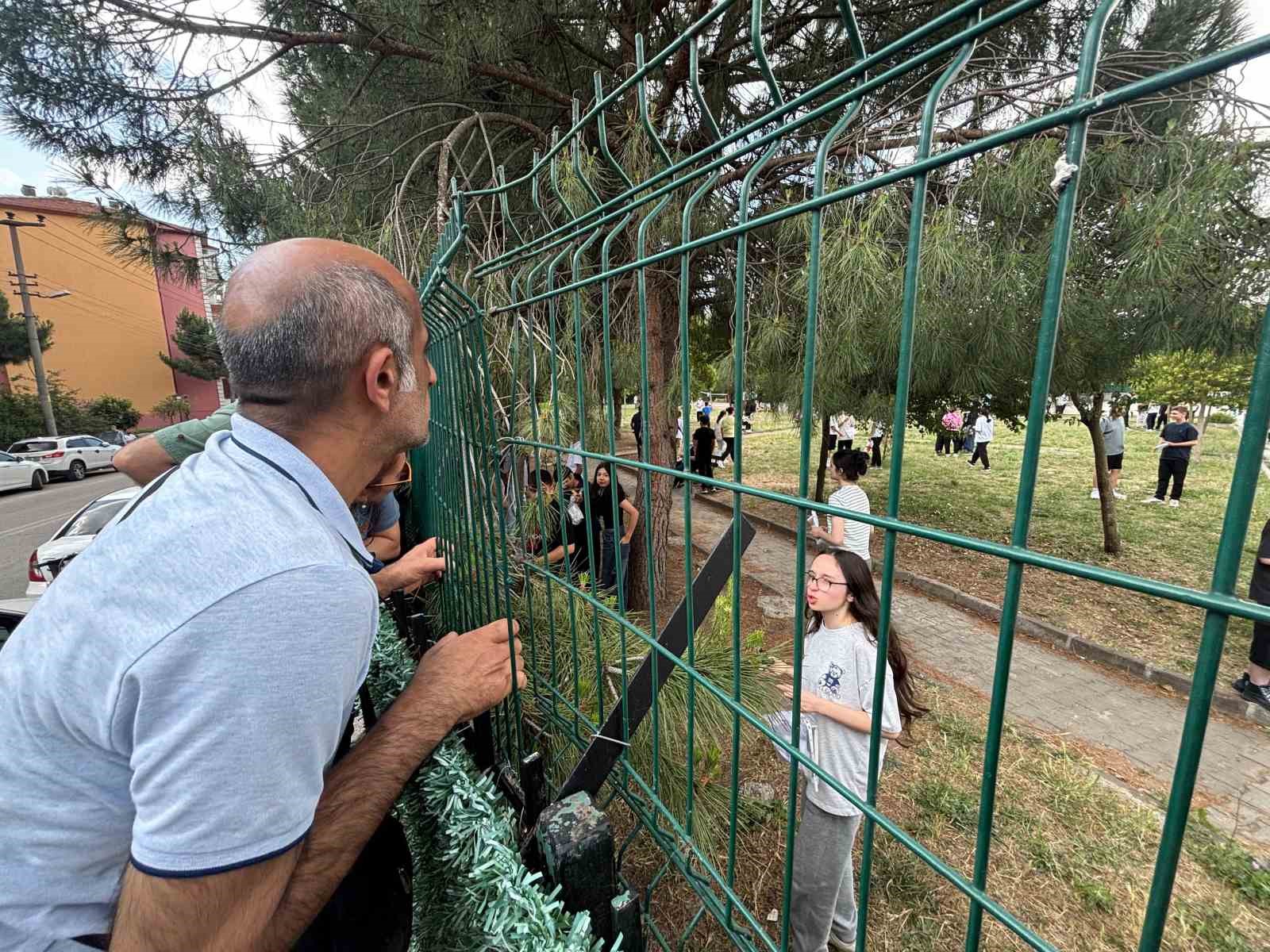 Tel örgü ardında sınav molası: Velilerden çocuklarına moral desteği
