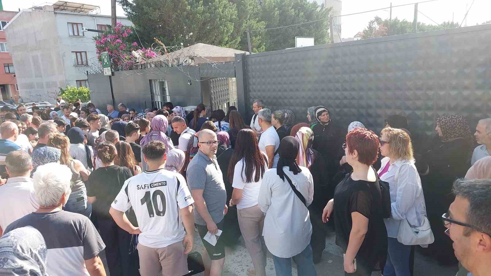 Sınava giren çocuklarını görmek için yarıştılar
