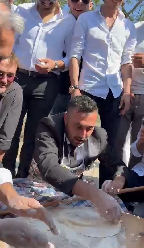 Düğün konvoyunda damada hamur yoğurttular
