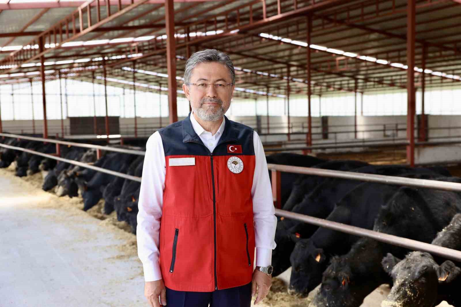 Bakan Yumaklı, Kurban Bayramı’nda 830 bin büyükbaş ve 2,5 milyon küçükbaş hayvan kesildiğini açıkladı
