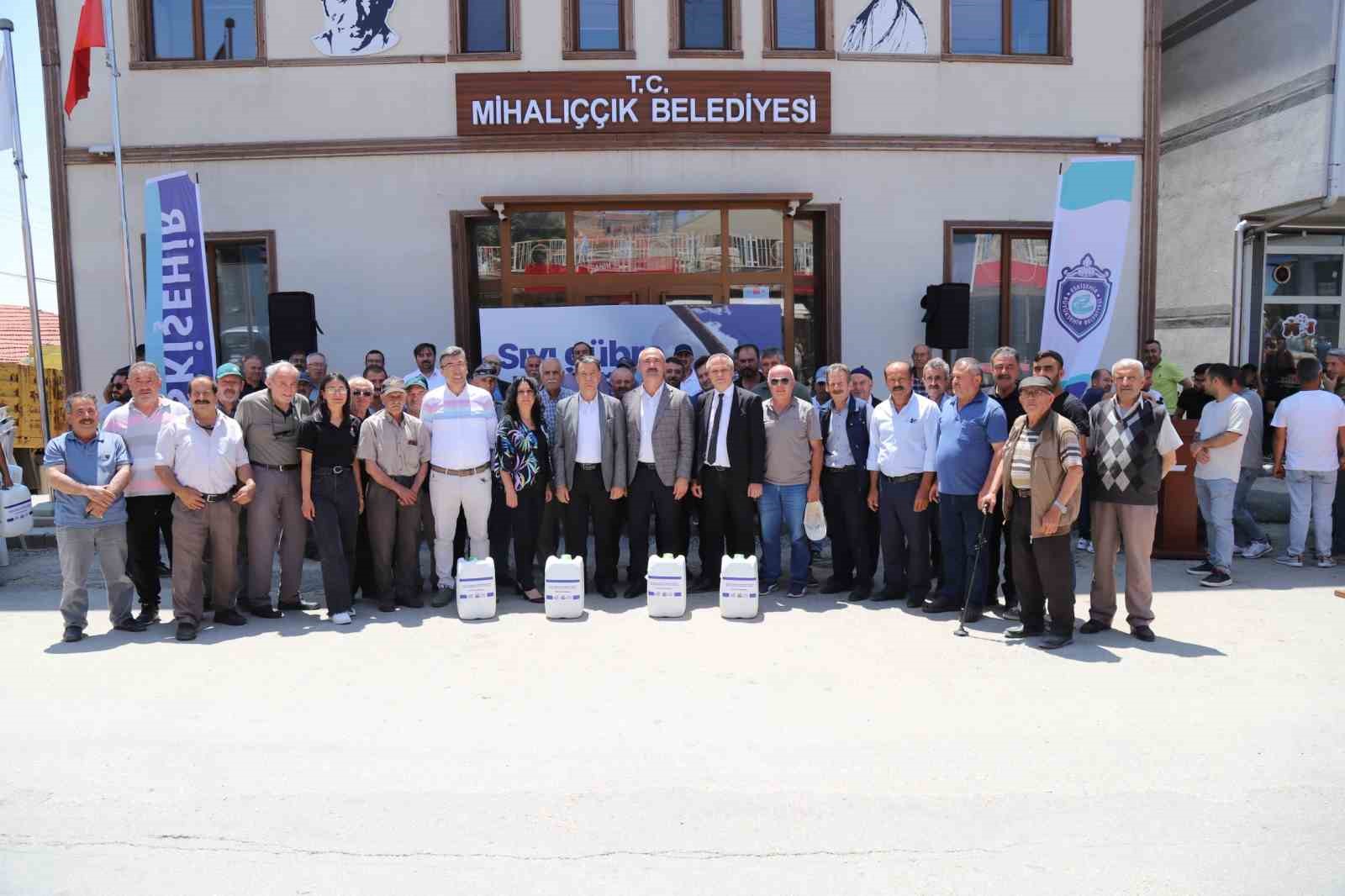 Büyükşehir’den don afetinden etkilenen kiraz yetiştiricilerine sıvı gübre desteği
