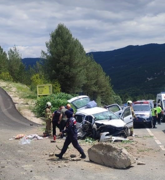 Karabük’te yoldan çıkan otomobil beton menfeze çarptı: 1 ölü, 3 ağır yaralı
