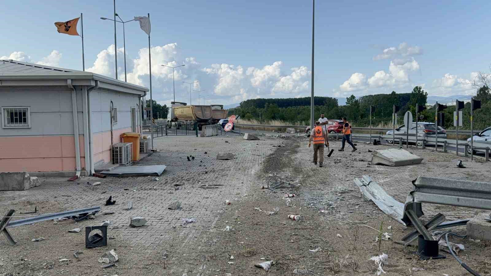 Tır, karayolları binasını teğet geçti: 1 tonluk beton blokları parçaladı
