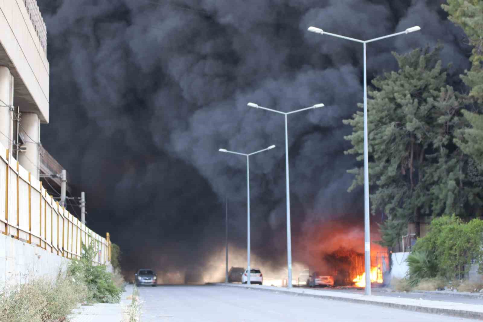İzmir Valiliğinden depo yangınıyla ilgili açıklama
